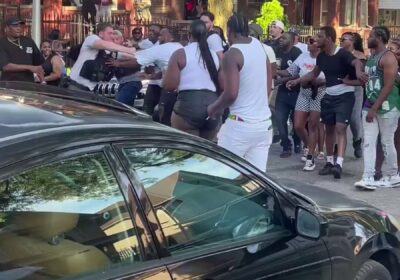 🇺🇸 | Gran pelea estalló entre la policía y un grupo de personas cerca…