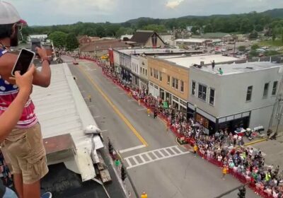🇺🇸 | El General Lee se eleva sobre la Fuente de Somerset en un…