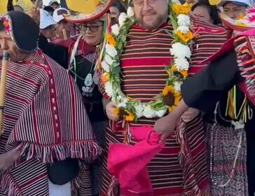 Me mimetizo en todas las culturas de la patria. Aquí lo hago con Tarabuco…