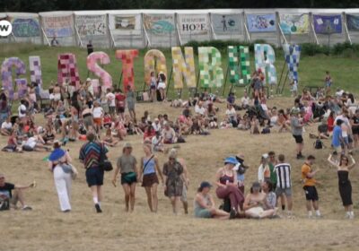 La policía británica investiga cánticos antiisralíes en el festival más famoso de Inglaterra Algunos…