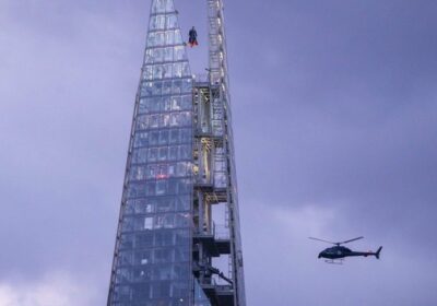 🇬🇧 | Una estatua de Superman cuelga ahora sobre el Shard en Londres, el…