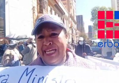 Pacientes renales y familiares protestan frente al Ministerio de Salud. Denuncian falta de pago…