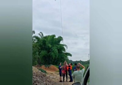 🇨🇳 | Un hombre que se aferraba a una estructura de madera en medio…