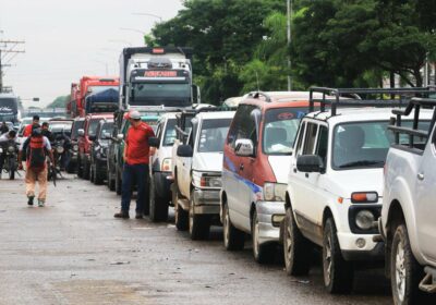 La falta de gasolina y diésel paraliza la economía del país y afecta tanto…