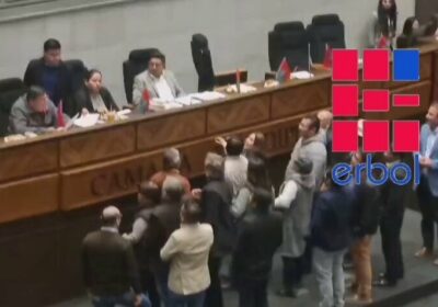 En medio de protestas en la testera del hemiciclo, un grupo de diputados evitó…