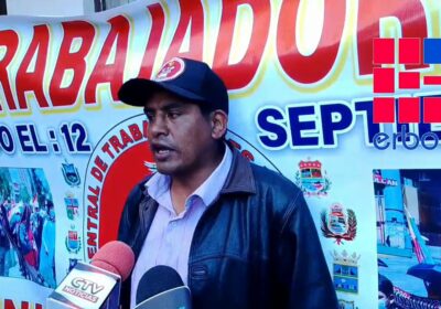 Dirigente gremial alteño Toño Siñani regala pañales a Andrónico Rodríguez para que esté cuidado…