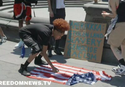 🇺🇸 | Queman banderas de Estados Unidos mientras entonan frases contra el 4 de…