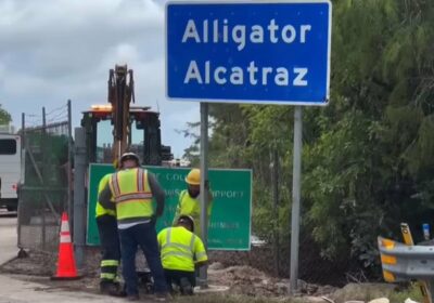🇺🇸 | Comienzan a instalar señales de tráfico de Alligator Alcatraz en Florida, el…