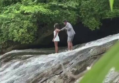 | Un hombre decidió pedirle matrimonio a su novia en la cima de una…