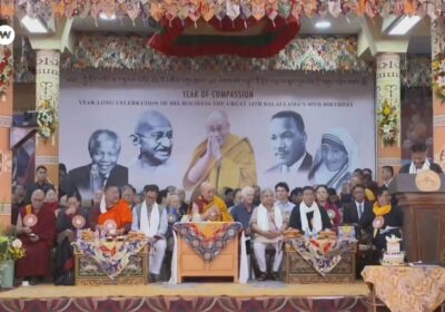 El dalái lama celebra su 90 cumpleaños y desafía a China El líder budista…