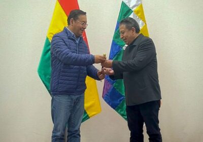 Entregamos el Bastón de Mando a nuestro jilata vicepresidente, David Choquehuanca, antes de viajar…