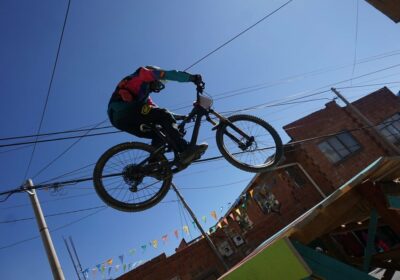 «La Paz Downhill 4000» con la presencia de competidores nacionales y extranjeros, desafiando la…