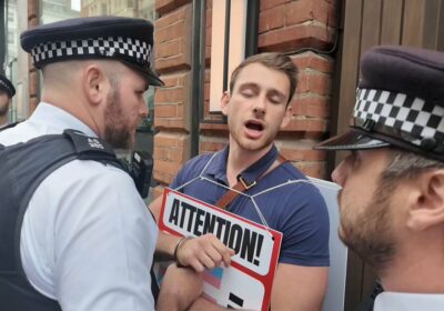 🇬🇧 | Un activista fue arrestado en Londres por llevar un cartel que decía…