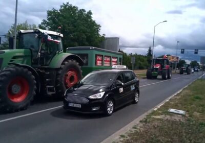 🇵🇱🇩🇪 | Agricultores polacos avanzan con sus tractores hacia la frontera con Alemania para…