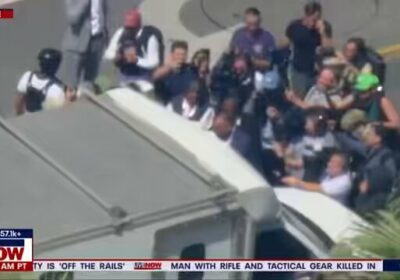 🇺🇸 | La alcaldesa demócrata de Los Ángeles, Karen Bass, confronta a agentes federales…