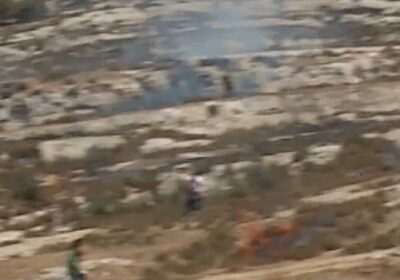 Grupos de colonos israelíes amenazan a habitantes de una aldea palestina DW fue atacado…