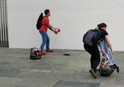 Activistas propalestinos arrojan pintura roja a la Cancillería federal de Alemania Llevaban carteles contra…