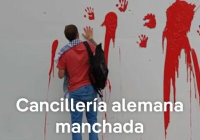 Activistas propalestinos arrojan pintura roja a la Cancillería federal de Alemania Llevaban carteles contra…