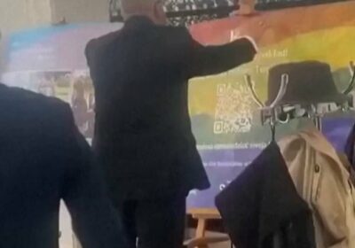 Político de extrema derecha destruye exposición #LGBTQ en #Polonia Grzegorz Braun vandalizó una muestra…