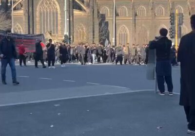 🇦🇺 | Miles de musulmanes rodearon la catedral de St. Patrick en Melbourne durante…