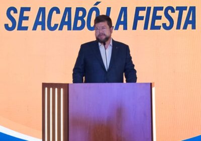 Presentando el primer decreto que emitiremos si somos gobierno. “Se acabó la fiesta”. Recortes…