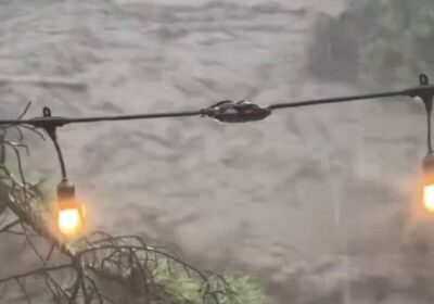 🇺🇸 | EN VIDEO — Una casa es arrastrada por las inundaciones en Nuevo…