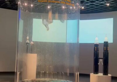 🇰🇼 | Una instalación muestra la cantidad de petróleo producido cada segundo en Kuwait