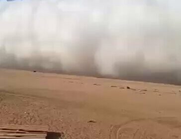 🇸🇦‼️ | Una gigantesca nube avanzó sobre la costa de Arabia Saudita esta mañana,…