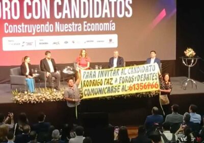 Seguidores de Rodrigo Paz protestaron en medio de un foro de postulantes en Santa…