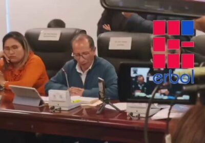 De manera simbólica, el diputado de Creemos, Walthy Egüez, muestra el dinero para que…