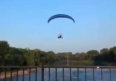 🇺🇸 | Un parapentista cayó a un río en Dakota del Norte tras chocar…