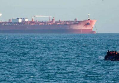 Francia y Reino Unido acuerdan intercambio de migrantes Londres devolverá a París a quienes…