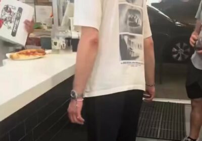 🇺🇸 | Un empleado de pizzería se volvió viral por lanzarle un pedazo de…