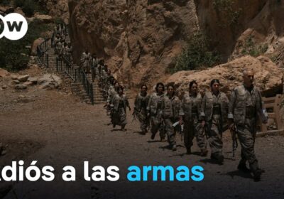 Combatientes kurdos destruyen sus armas en una ceremonia en Irak Después de décadas de…