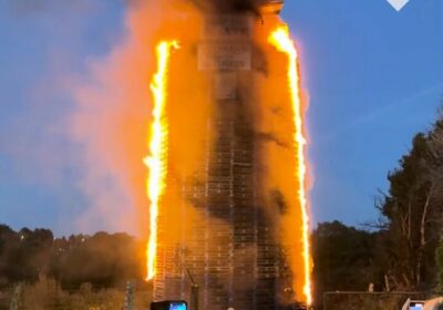 🇬🇧 | Una torre de palets con un bote de migrantes fue incendiada en…