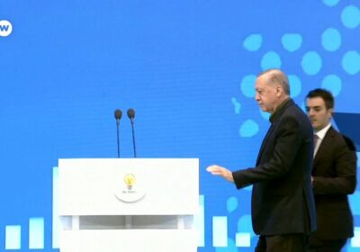 Presidente turco celebra el desarme de la guerrilla kurda PKK Recep Tayyip Erdoğan celebró…
