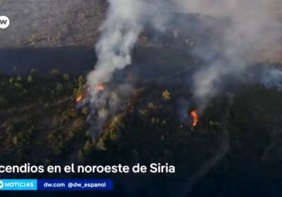 Siria lucha contra incendios forestales Los equipos de bomberos continúan los trabajos para tratar…