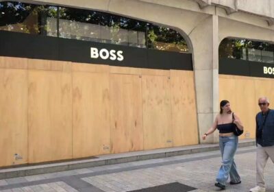 🇫🇷 | Comercios blindan sus fachadas en los Campos Elíseos de París antes de…