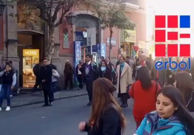 Se desarrolla el desfile cívico escolar por la efeméride de La Paz, en el…