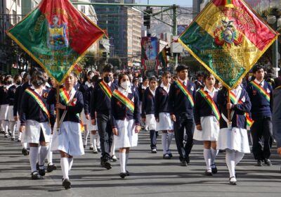#LaPaz | Se desarrollan los desfiles escolares en conmemoración de la revolución del 16…