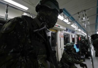 🇹🇼 | La policía militar de Taiwán transporta municiones, incluidos misiles Stinger, en el…