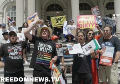 🇺🇸‼️ | ATENCIÓN — Manifestantes se concentran en el Ayuntamiento de Nueva York gritando “No…