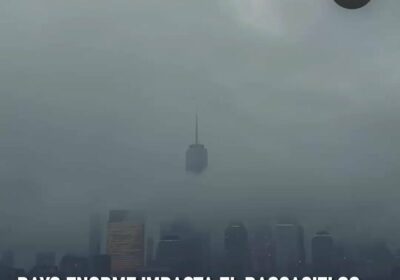 🇺🇸 | Impactante momento en que un rayo golpea el One World Trade Center…