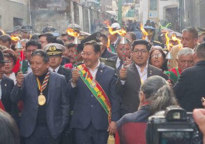 #LaPaz | El presidente Luis Arce, autoridades departamentales y municipales participan del desfile de…