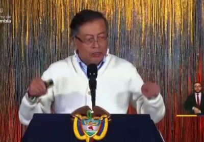 🇨🇴 | Gustavo Petro, en plena alocución presidencial, interrumpió su discurso diciendo: “¿Cómo es…