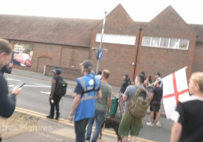 🇬🇧 | Caos en Epping, Inglaterra: manifestantes se enfrentan con la policía frente a…