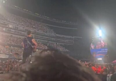 🇺🇸 | El cantante de Coldplay no pudo evitar hacer un comentario durante su…