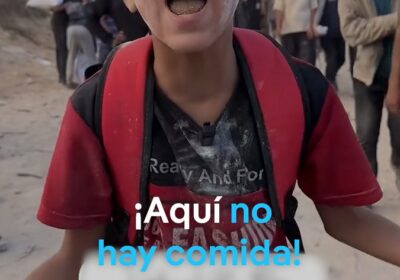 Un niño en #Gaza caminó durante horas por un poco de harina Mohamed, de…