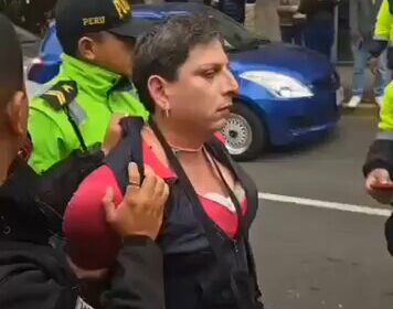 🇵🇪 | LO ÚLTIMO: Un sujeto, vestido de mujer, fue atrapado dentro del baño…