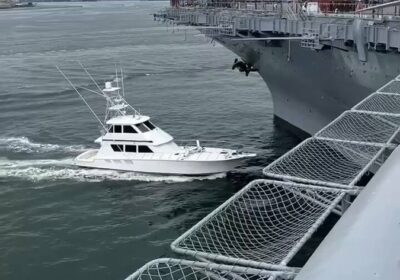 🇺🇸 | Un video muestra a una embarcación civil chocando contra el portaaviones USS…